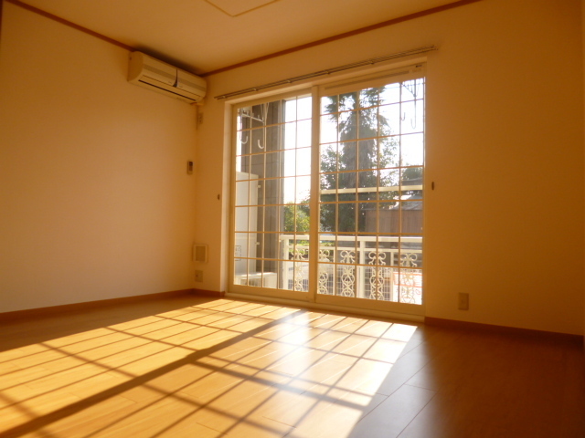 Living and room.  ☆ Sunny ☆