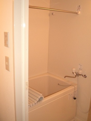 Bath. Bathing toilet is clean the bathroom at any time separately! 