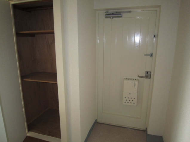 Entrance. Plenty of storage of entrance Waki