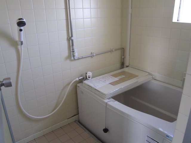 Bath. Window with bath that can be ventilated