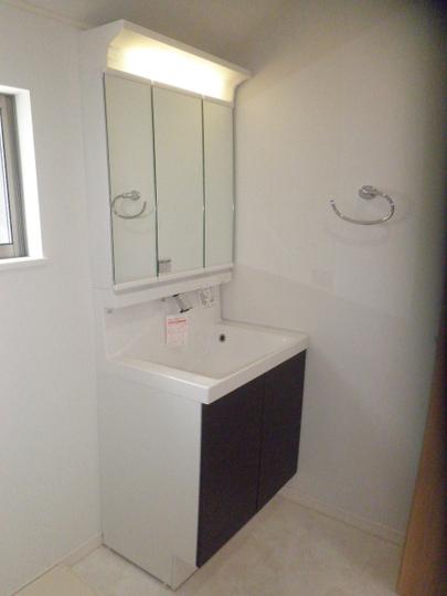 Wash basin, toilet. Wash