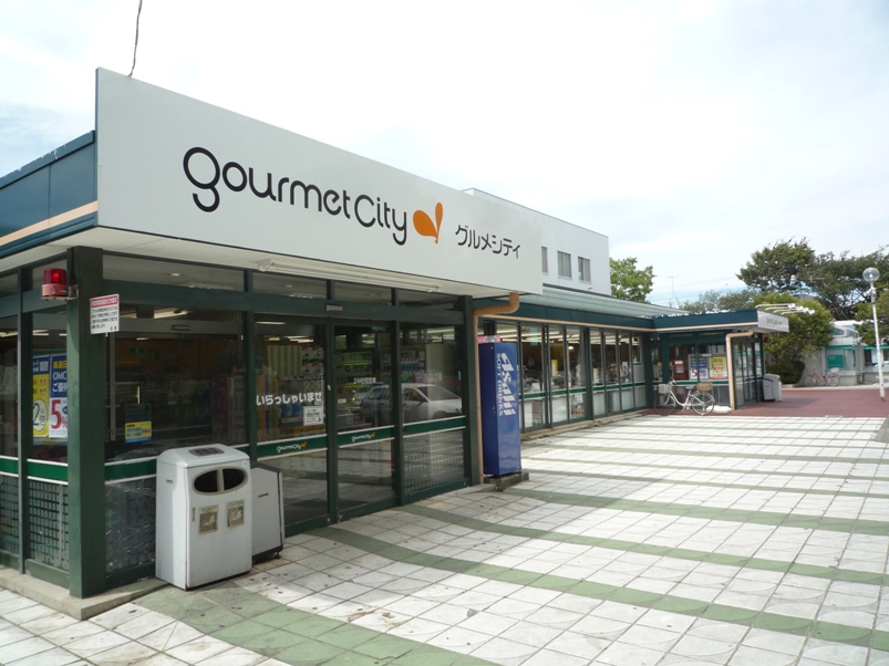 Supermarket. Gourmet City (24 hours) About 250m to 250m (super)