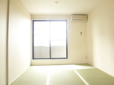 Living and room. As it is purring even nap because there is a Japanese-style room. It is a healing space.