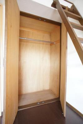 Receipt. Easy storage in the pipe hanger with