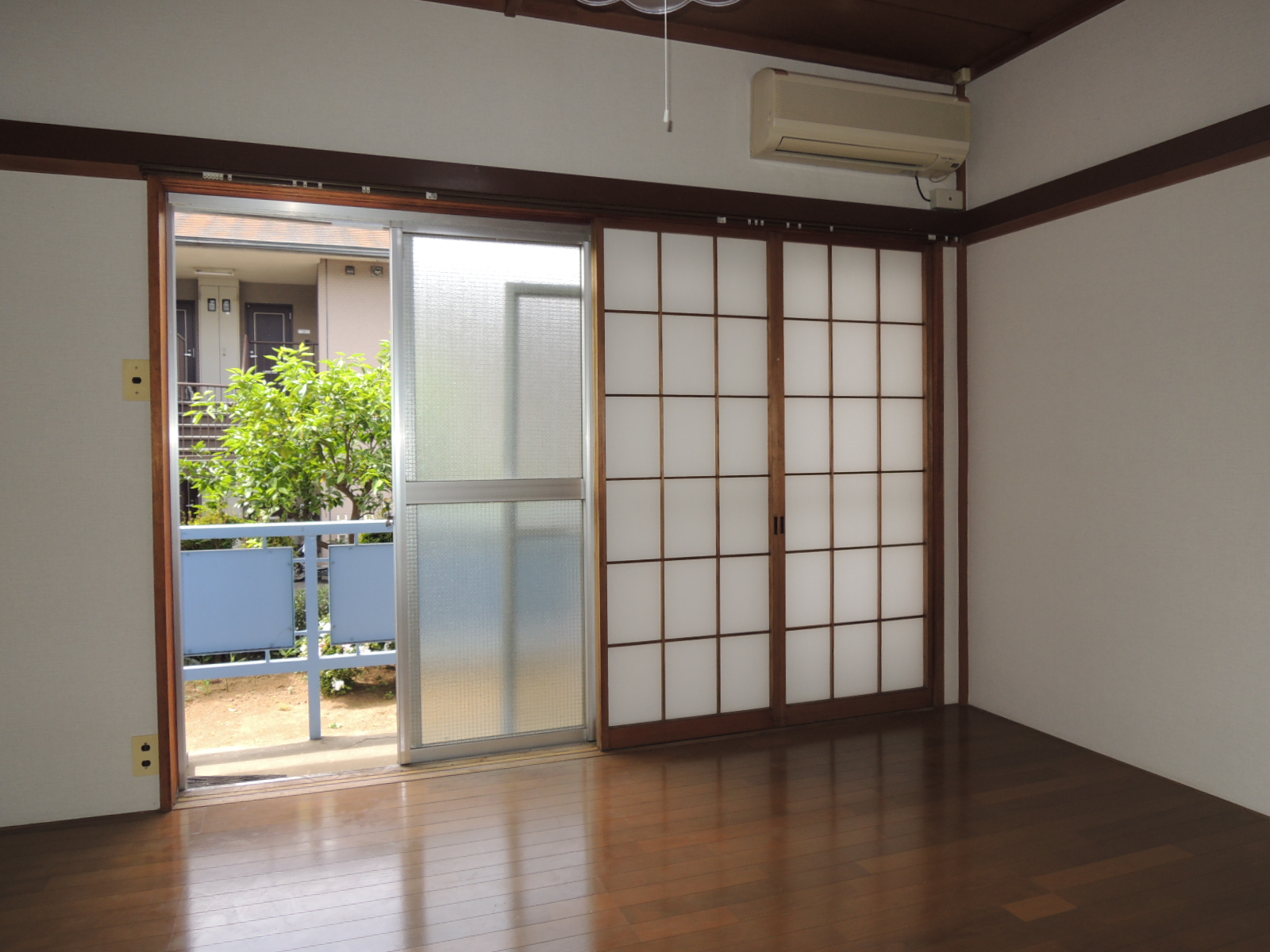 Living and room. Western-style 6 Pledge