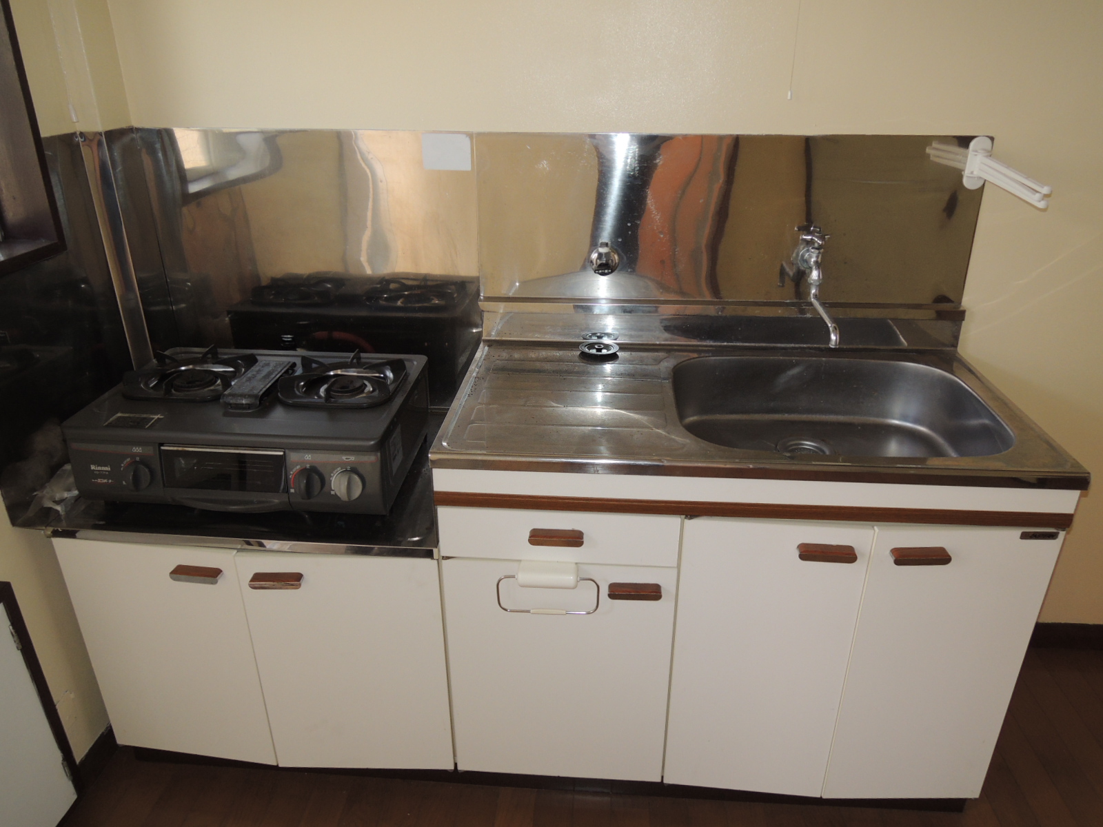Kitchen. Two-burner gas stove with grill (leaving)