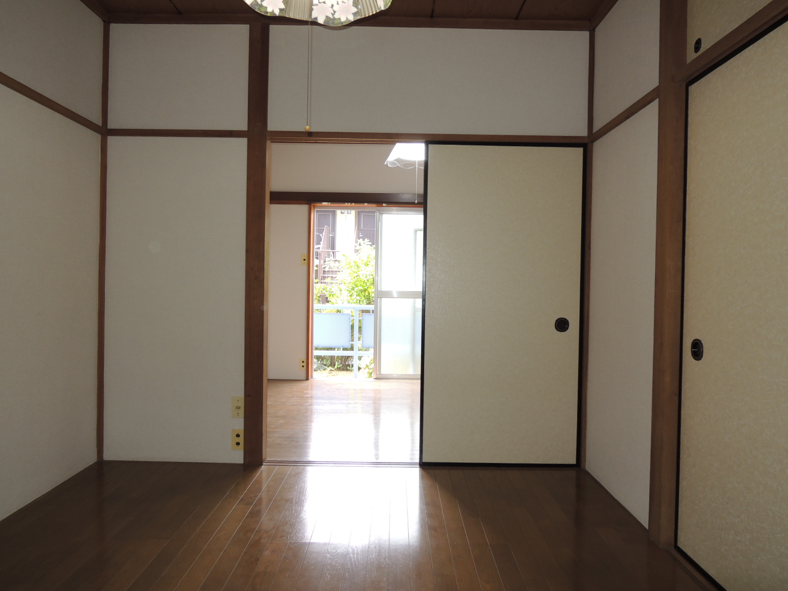 Living and room. Western-style 4.5 Pledge