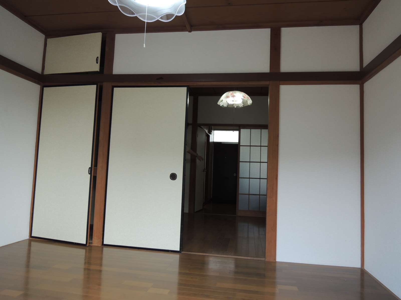 Living and room. Western-style 6 Pledge