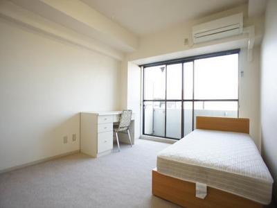 Living and room. It is popular with students. (Women only)