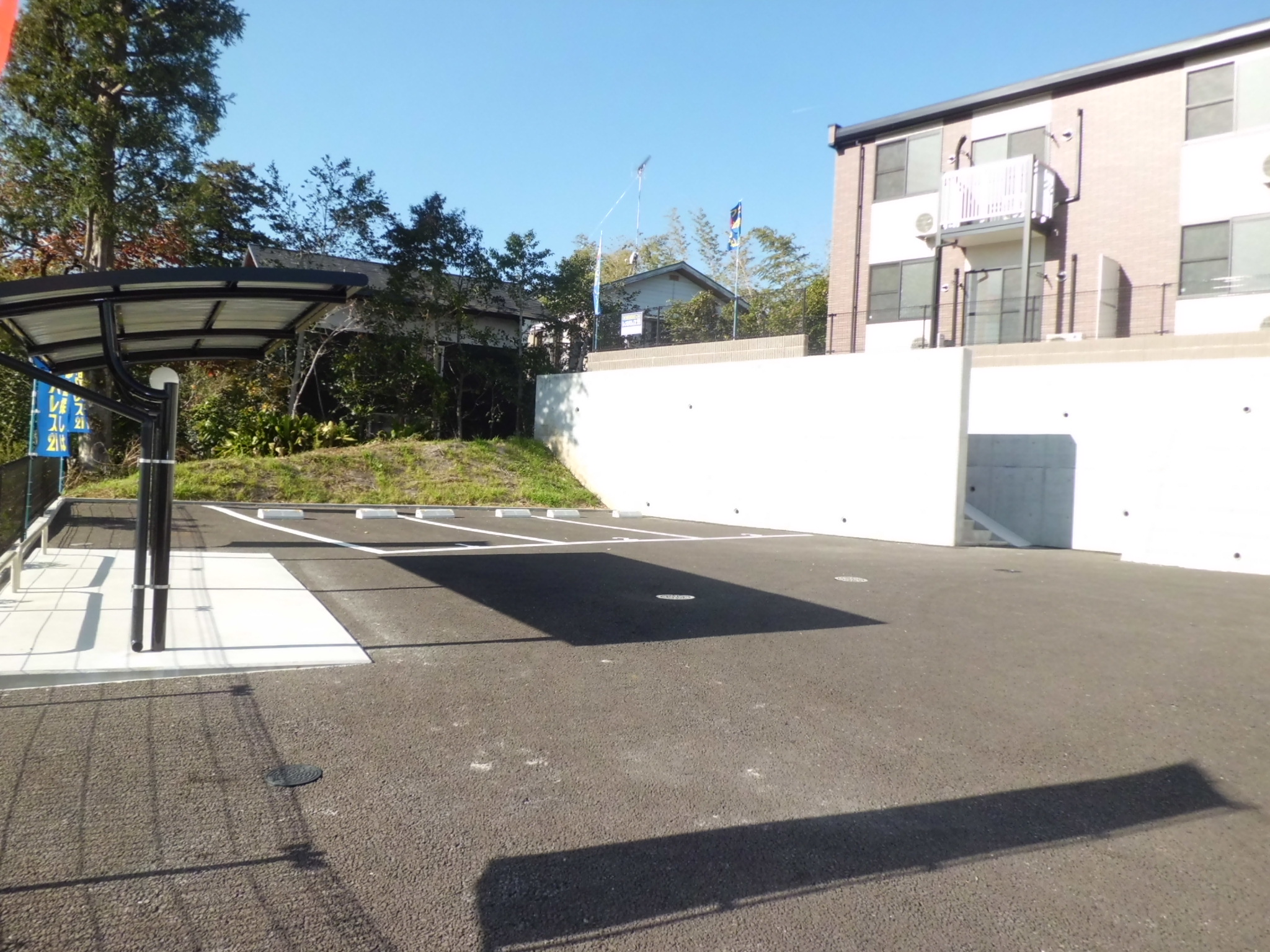 Parking lot. On-site asphalt parking equipped