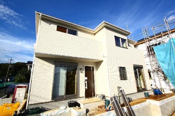 Local appearance photo. Car space There are two cars.