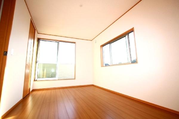 Non-living room. 7.5 Pledge Western-style rooms facing the south-facing balcony.