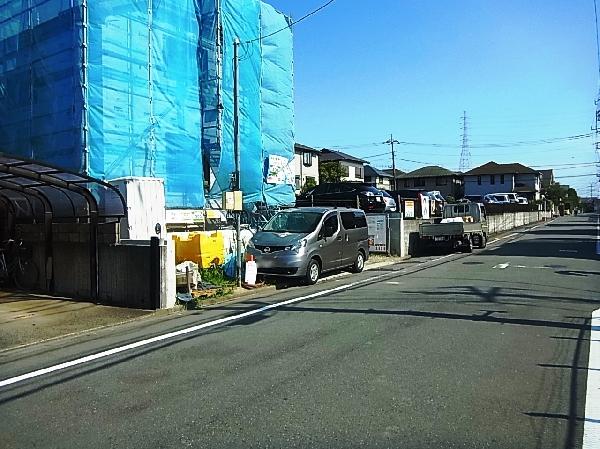 Local photos, including front road. It is a front road.