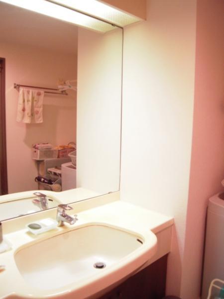 Wash basin, toilet. 2013 September shooting