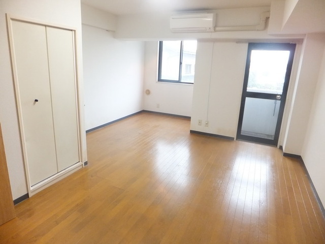 Living and room. Is living spread