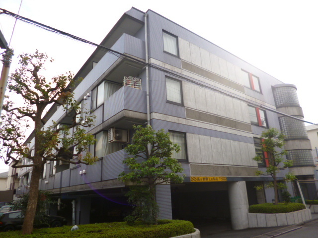 Building appearance. It is a quiet residential area