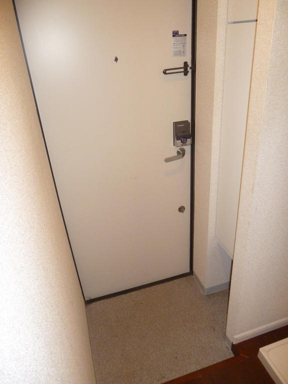 Entrance.  ※ Room 101 model room photo