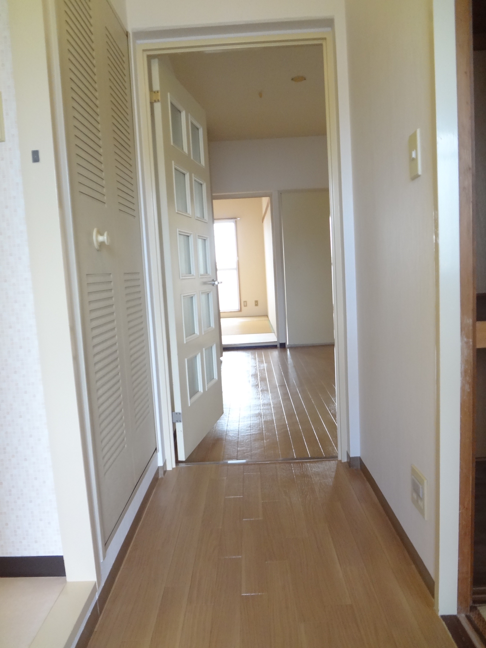 Entrance. Feel as seen from the front door