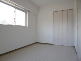 Living and room. North Western-style 6 quires storage