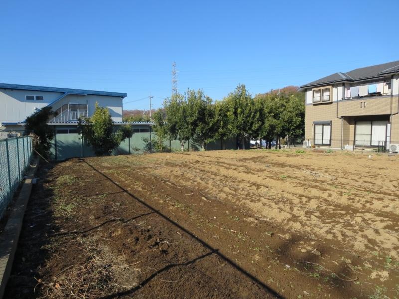 Local land photo. Almost flat with the road, Also very suitable for a two-family house. 