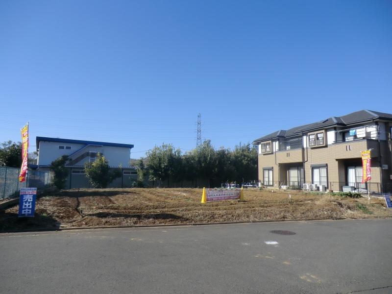 Local photos, including front road. Is a safe environment for families with young children in a quiet residential area. 