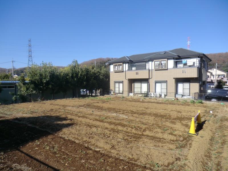 Local land photo. It feels familiar the transitory season, Lush residential area. 