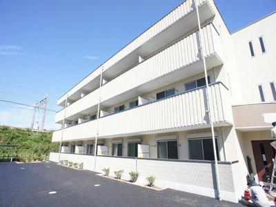 Building appearance. Also there on-site parking. 