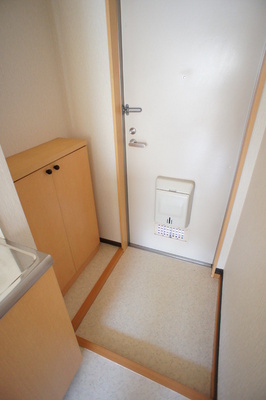 Entrance. Refreshing at any time is the entrance because there is a shoebox.