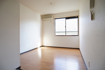 Living and room. Optimal size is to live alone, Enough space be placed bet