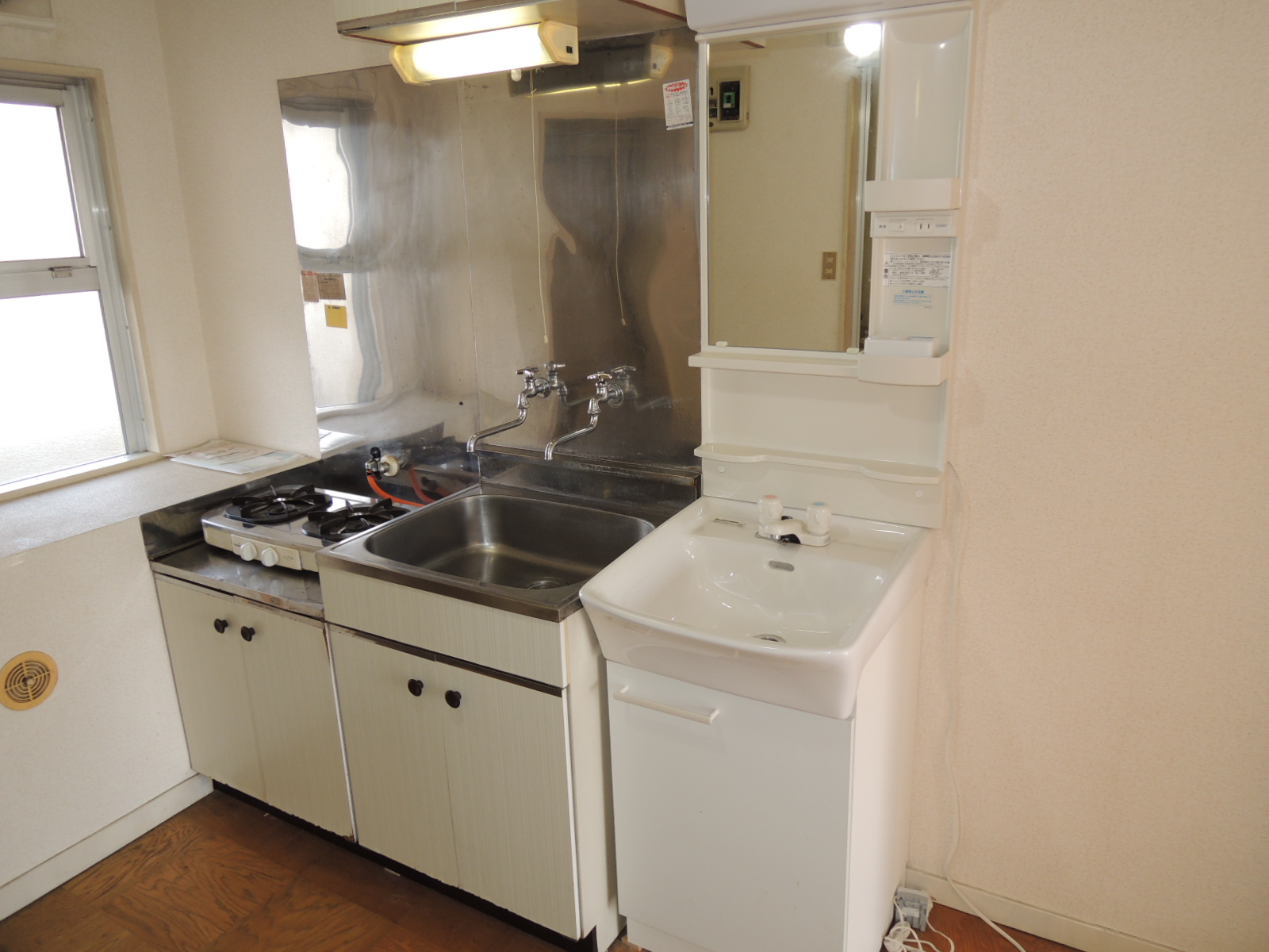 Kitchen. There 2 lot gas stoves