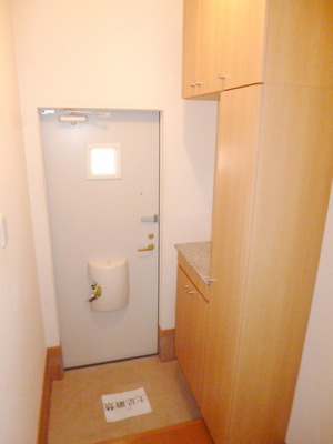 Entrance. Entrance neat with a shoebox