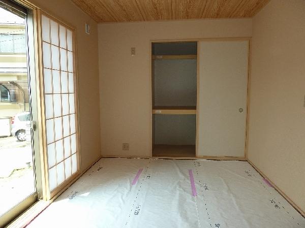 Non-living room. Bright Japanese-style room (after tatami contract)