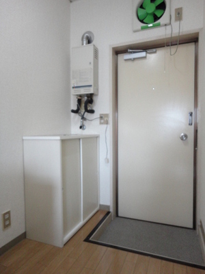 Entrance. With cupboard! You can hold the shoes a lot.