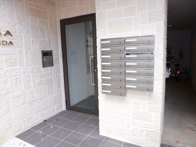 Entrance.  ☆  Auto is with a lock  ☆