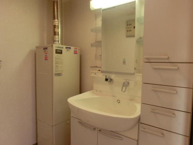 Wash basin, toilet