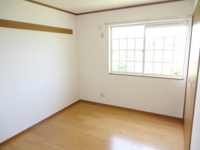 Living and room.  ☆ Wide bright dining ☆ 