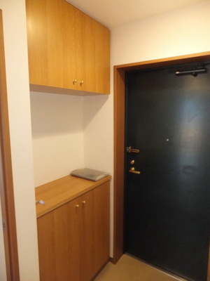 Entrance. ☆ Cupboard ☆