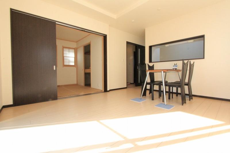 Living. Living room bathed in light as far as it will go