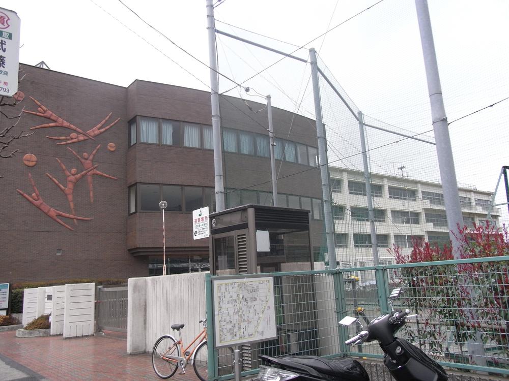 Junior high school. 830m until Machida first junior high school