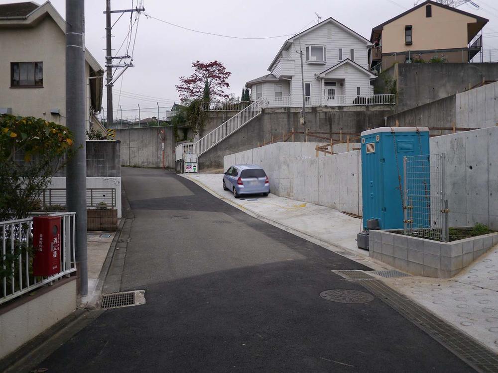 Local photos, including front road. Tamagawa Gakuen Station within walking distance