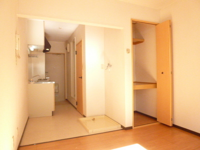 Living and room. Optimal size is to live alone, Enough space be placed bet