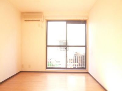 Living and room. Optimal size is to live alone, Enough space be placed bet