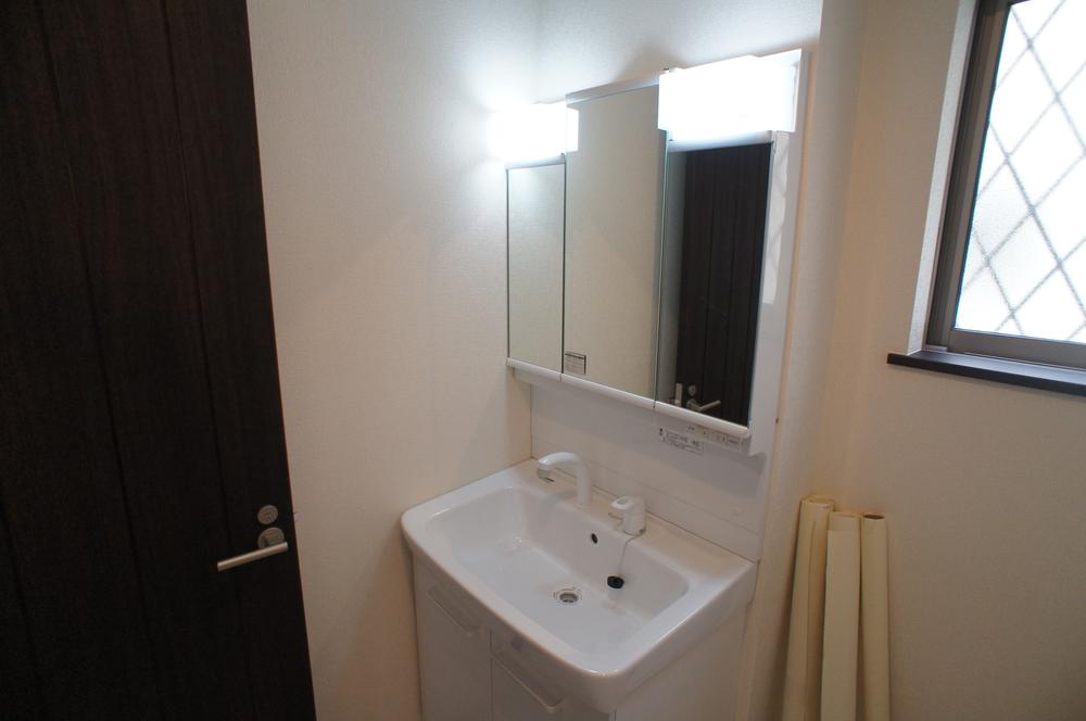 Wash basin, toilet. 1 Building