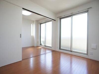 Living and room. You can also use widely open the partition door