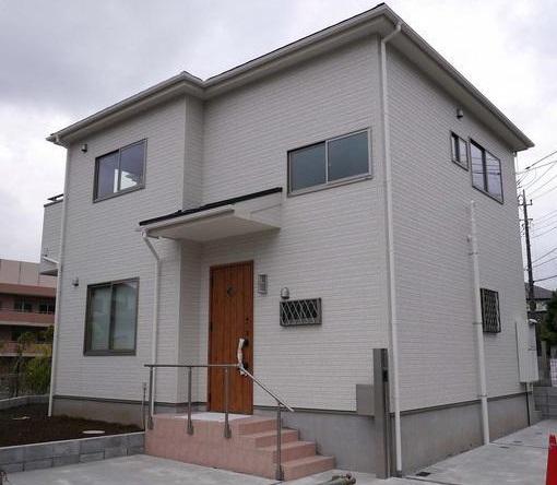 Local appearance photo. It is open the distance between the adjacent land the building is away.