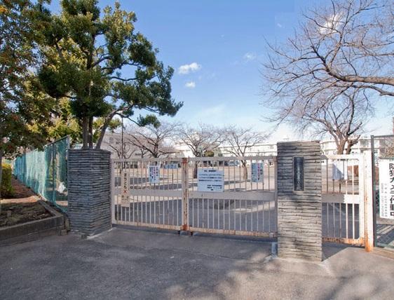 Primary school. 300m until the sixth elementary school