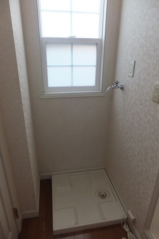 Washroom.  Waterproof bread with in-room washing machine storage 