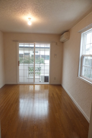 Living and room.  Bright rooms with two faces lighting 