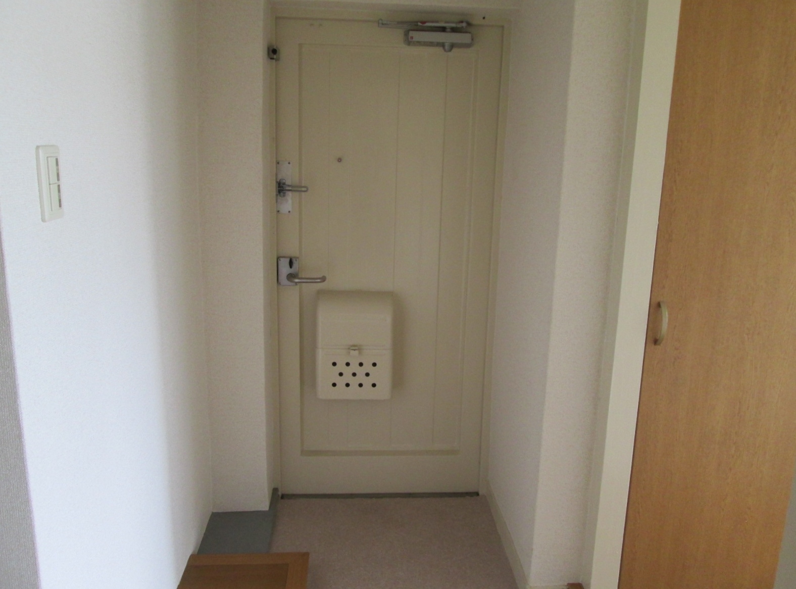 Receipt. Entrance and the entrance side storage