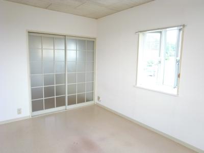 Other room space. There partition door between the Western-style 6 Pledge kitchen